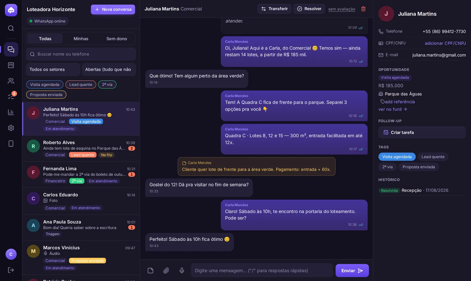 Caixa de entrada do AtendeView: lista de conversas por setor, conversa aberta com o cliente e painel com dados e oportunidade